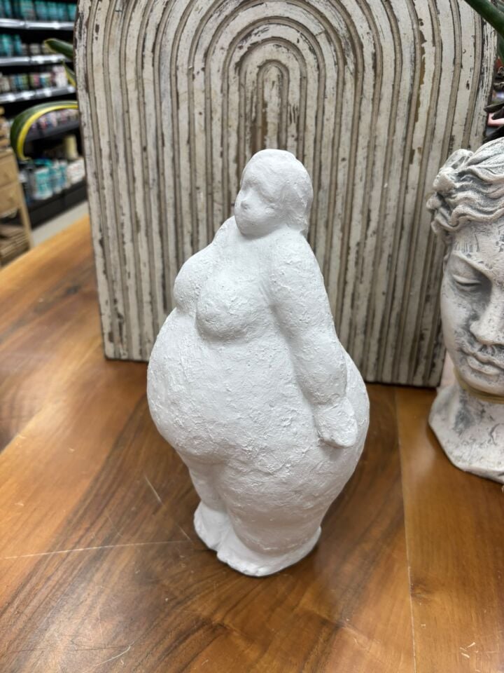 Tombul Kadın Ayakta