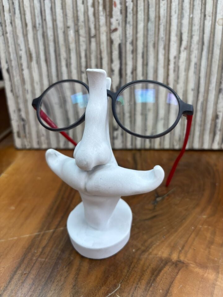 gözlüklük bıyıklı