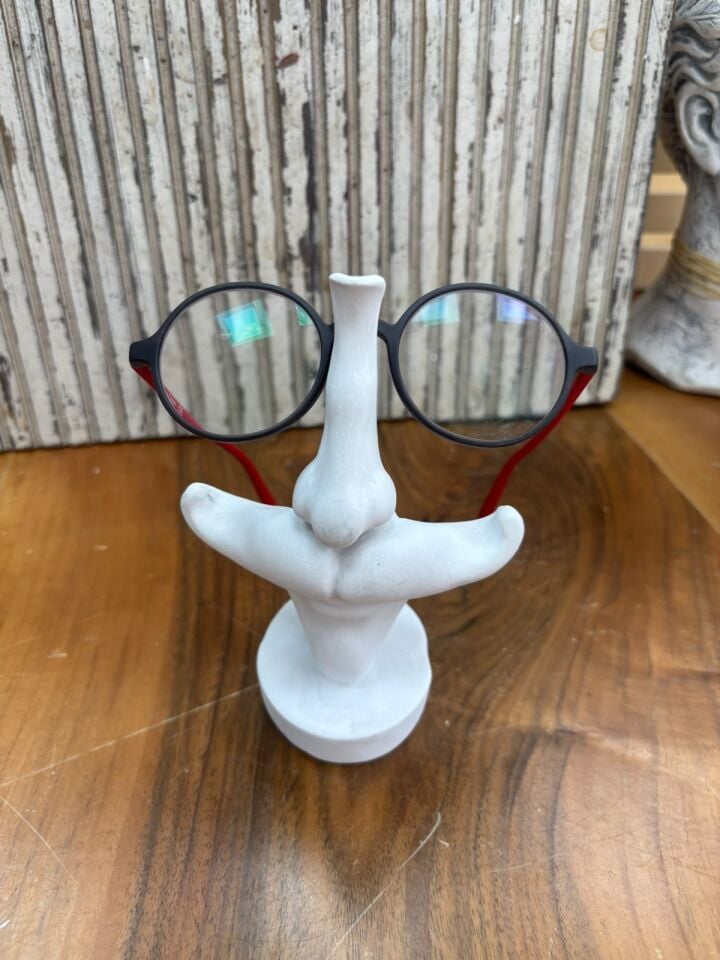 gözlüklük bıyıklı